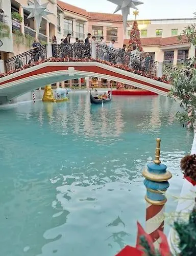 Luxury Bohemian Venice Canal Mall & Bgc Views Apartment Manila