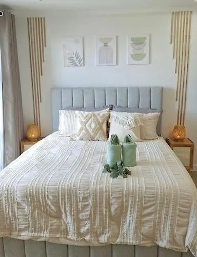 Apartment Luxury Bohemian Venice Canal Mall & Bgc Views Manila