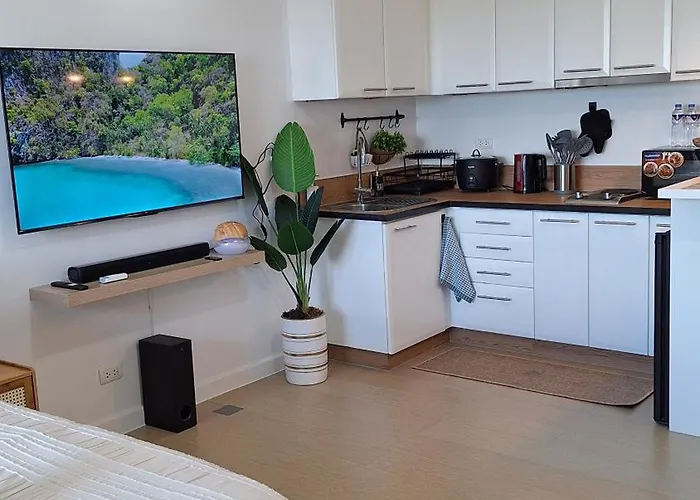 Luxury Bohemian Venice Canal Mall & Bgc Views Apartment